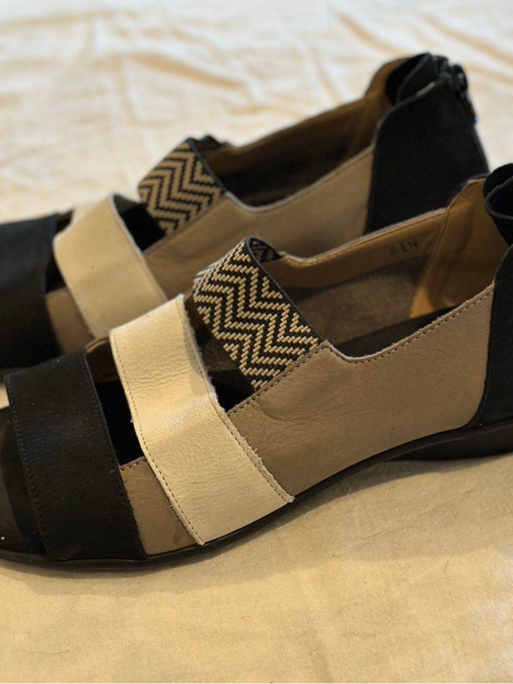 Sesto Meucci Black, Cream & Tan Elastic-Strap Sandals 8.5N